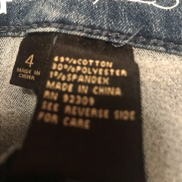 Like new! Diane Gilman Embroidery Roses Jeans. Size 4. Soft! - Picture 7 of 9